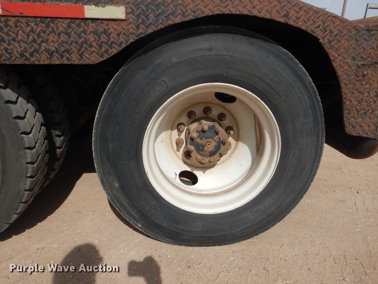 image for item DG8339 2004 Freightliner Columbia  winch truck