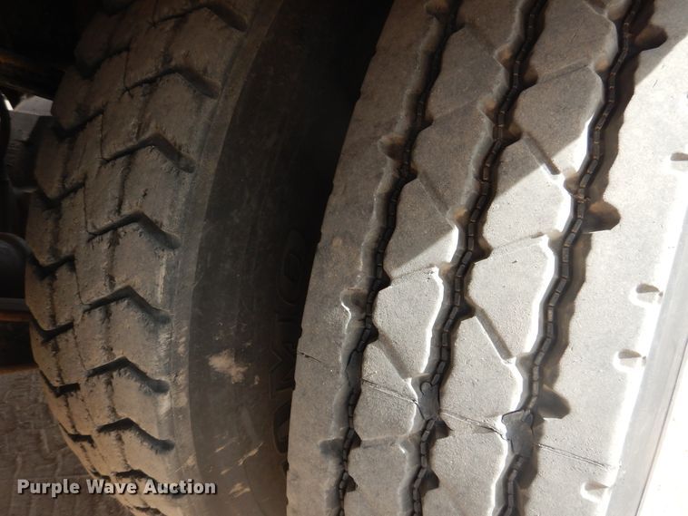 image for item DG8339 2004 Freightliner Columbia  winch truck