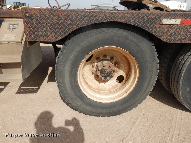 image for item DG8339 2004 Freightliner Columbia  winch truck