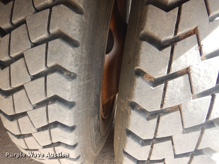 image for item DG8339 2004 Freightliner Columbia  winch truck