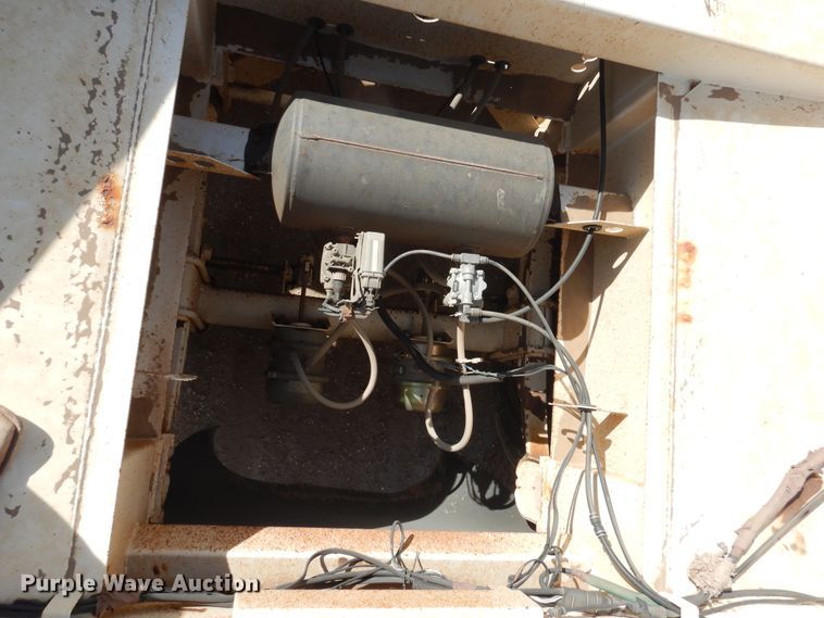 image for item DG8351 2004 Midland MG40MC2000 bottom dump trailer