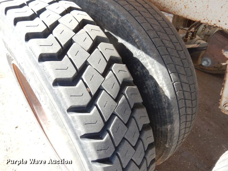 image for item DG8351 2004 Midland MG40MC2000 bottom dump trailer