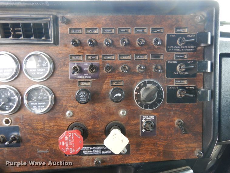 image for item HN9439 1994 Peterbilt 379  semi truck