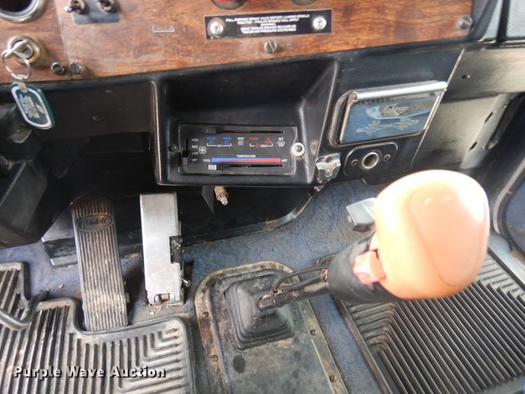 image for item HN9439 1994 Peterbilt 379  semi truck