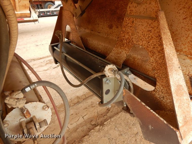 image for item HN9440 1989 Ranco bottom dump trailer