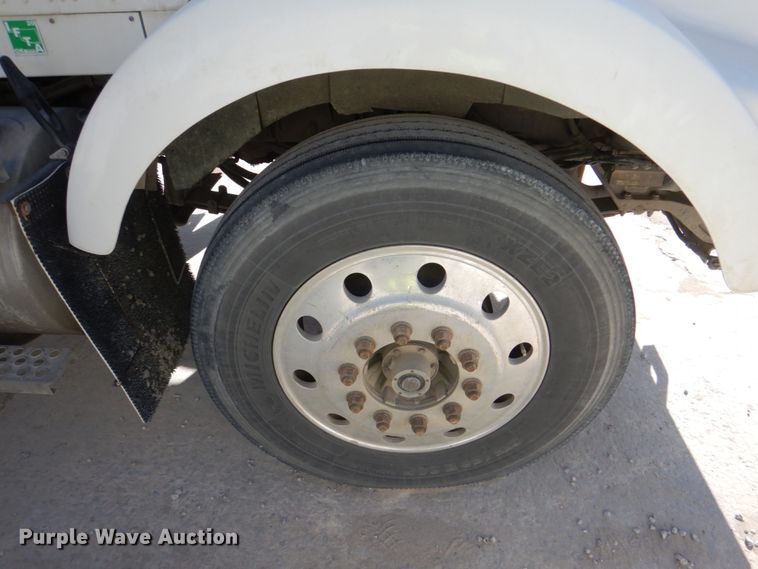 image for item DJ0326 2006 Kenworth T800  semi truck