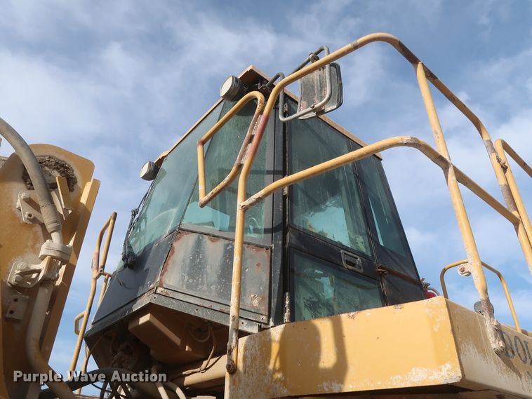 image for item DJ2256 2002 Caterpillar 988G  wheel loader