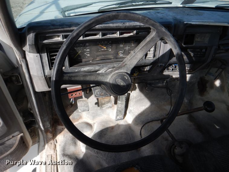 image for item DJ2258 1999 Ford F800  utility truck with crane