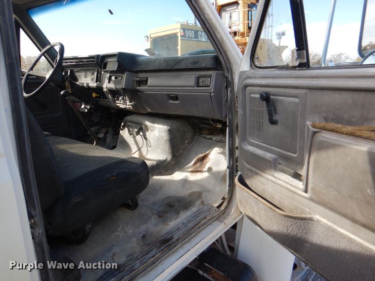 image for item DJ2258 1999 Ford F800  utility truck with crane