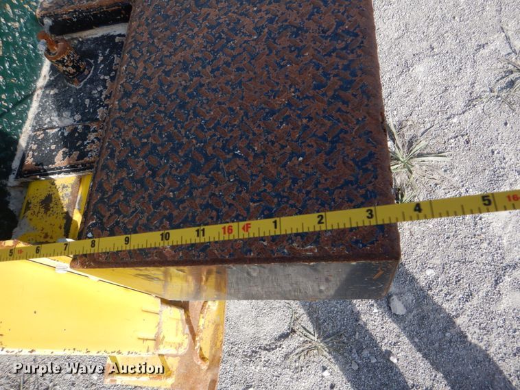 image for item DJ2258 1999 Ford F800  utility truck with crane