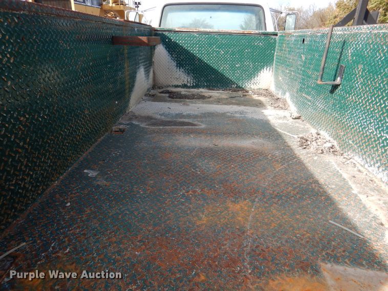 image for item DJ2258 1999 Ford F800  utility truck with crane