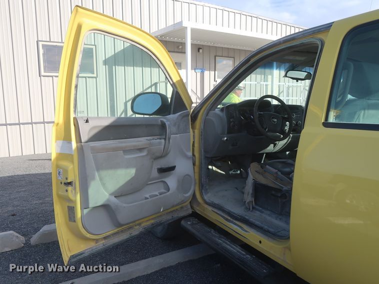 image for item DJ2267 2011 Chevrolet Silverado 2500HD  Crew Cab pickup truck