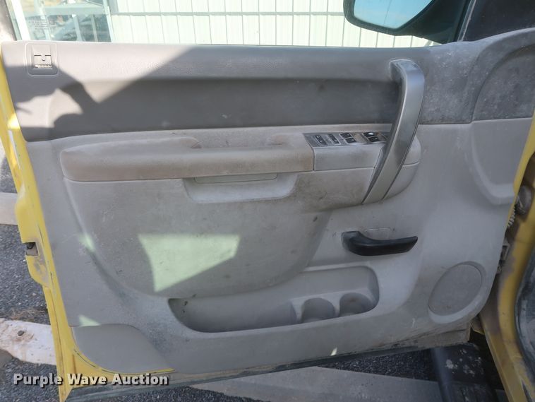 image for item DJ2267 2011 Chevrolet Silverado 2500HD  Crew Cab pickup truck