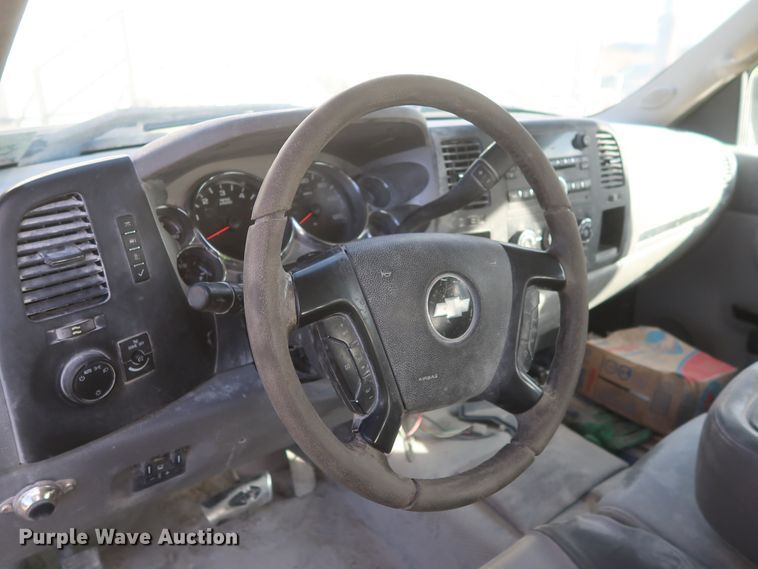 image for item DJ2267 2011 Chevrolet Silverado 2500HD  Crew Cab pickup truck