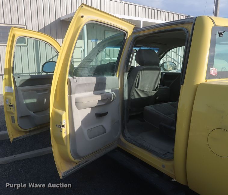 image for item DJ2267 2011 Chevrolet Silverado 2500HD  Crew Cab pickup truck