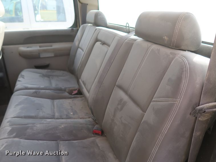 image for item DJ2267 2011 Chevrolet Silverado 2500HD  Crew Cab pickup truck