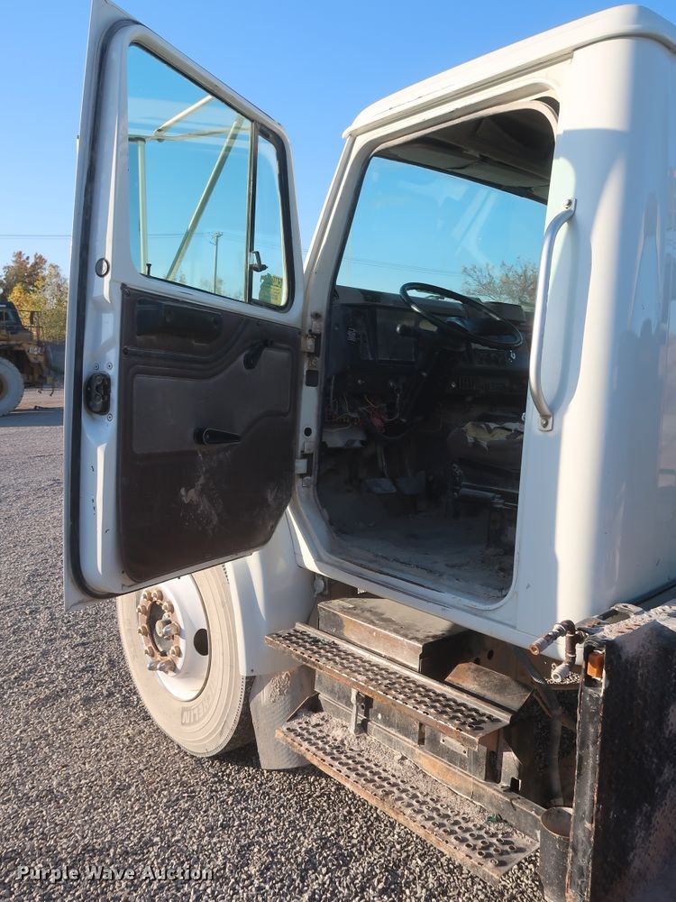 image for item DJ2277 2000 International 4700  utility truck with crane