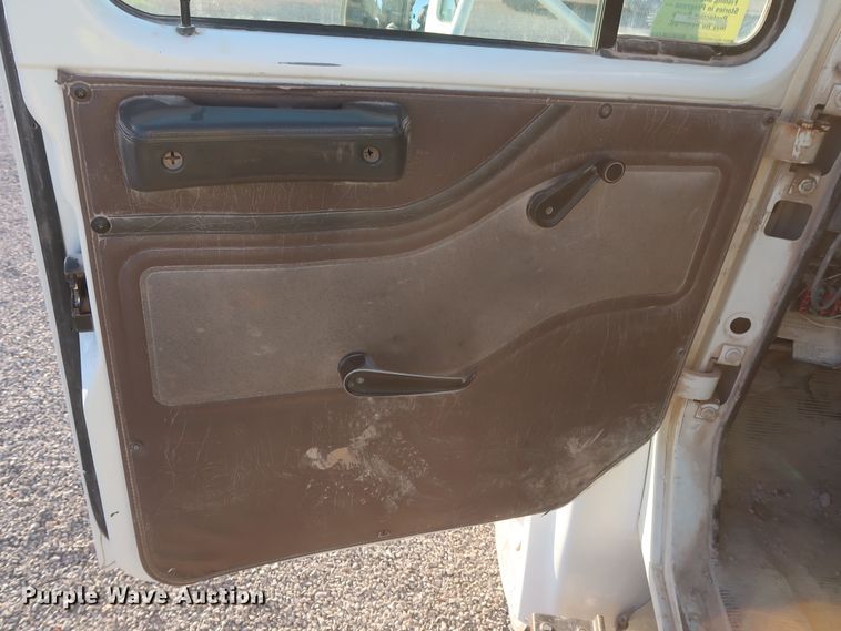 image for item DJ2277 2000 International 4700  utility truck with crane