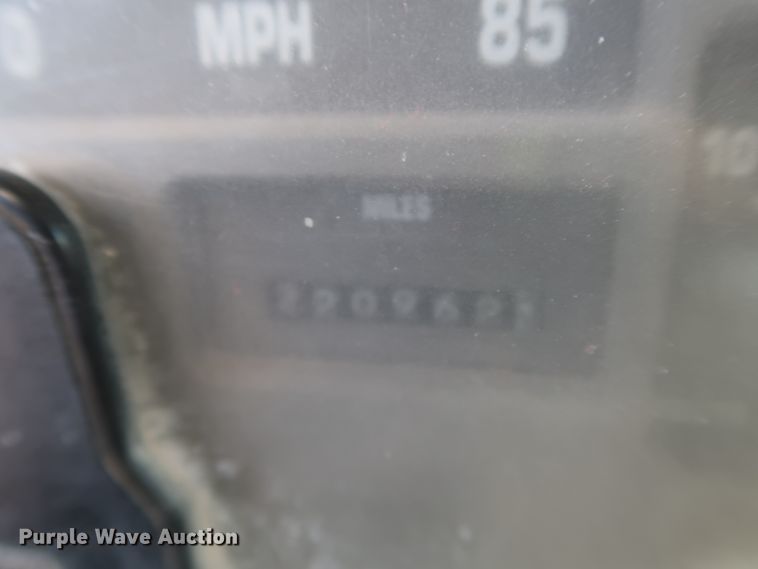 image for item DJ2277 2000 International 4700  utility truck with crane