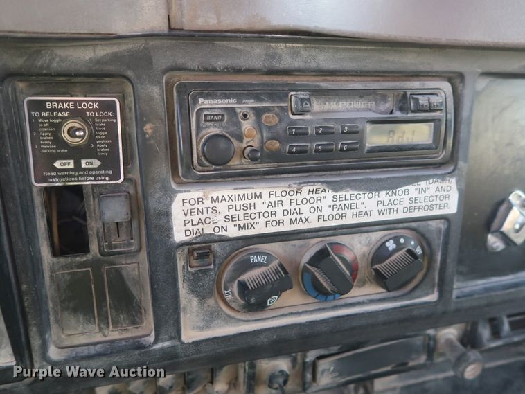 image for item DJ2277 2000 International 4700  utility truck with crane