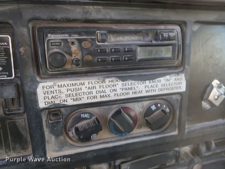 image for item DJ2277 2000 International 4700  utility truck with crane