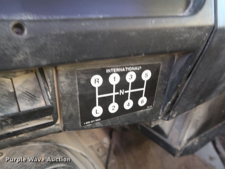 image for item DJ2277 2000 International 4700  utility truck with crane