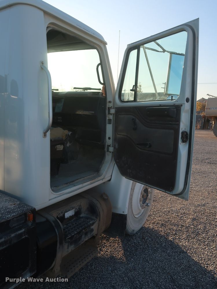 image for item DJ2277 2000 International 4700  utility truck with crane