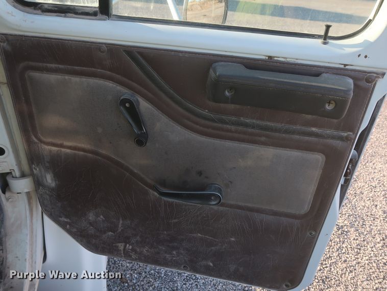 image for item DJ2277 2000 International 4700  utility truck with crane