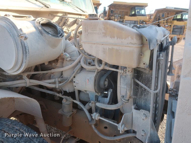 image for item DJ2277 2000 International 4700  utility truck with crane