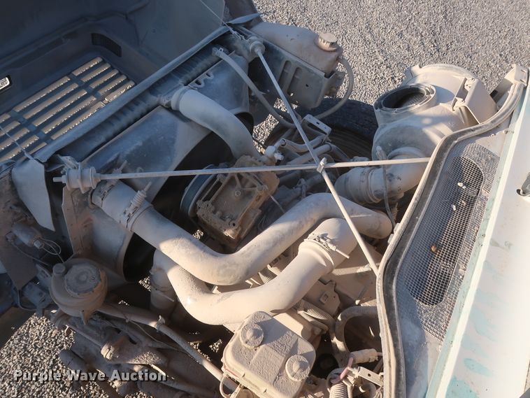 image for item DJ2277 2000 International 4700  utility truck with crane