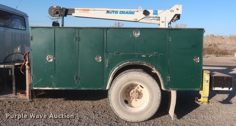 image for item DJ2277 2000 International 4700  utility truck with crane