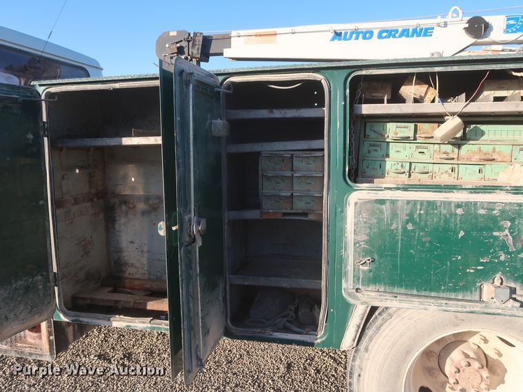 image for item DJ2277 2000 International 4700  utility truck with crane