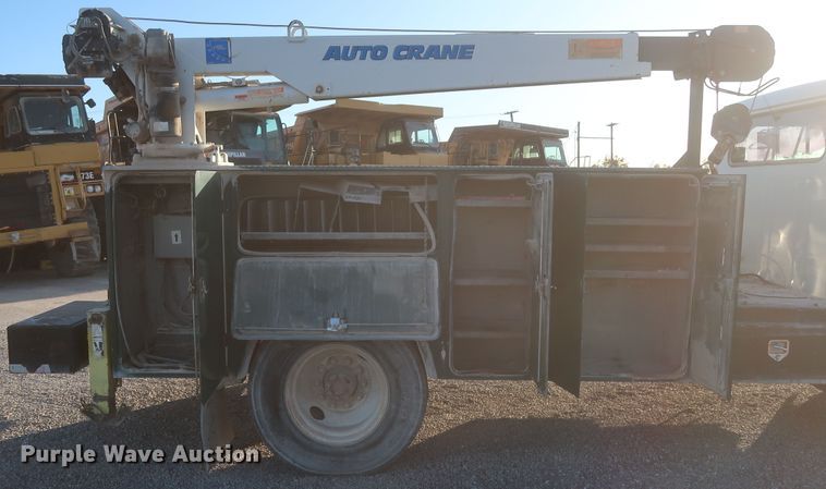 image for item DJ2277 2000 International 4700  utility truck with crane