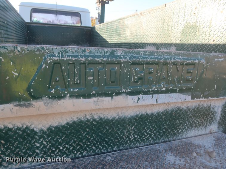 image for item DJ2277 2000 International 4700  utility truck with crane