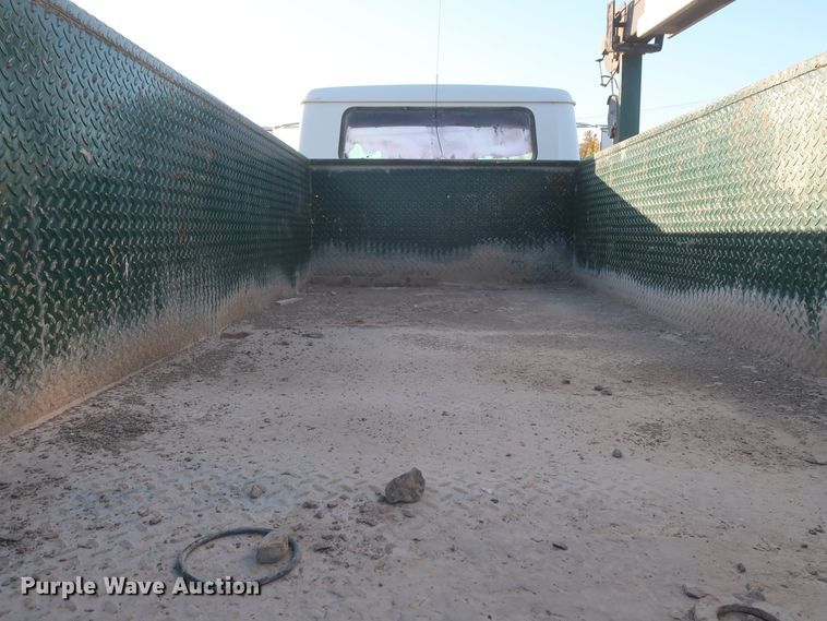 image for item DJ2277 2000 International 4700  utility truck with crane