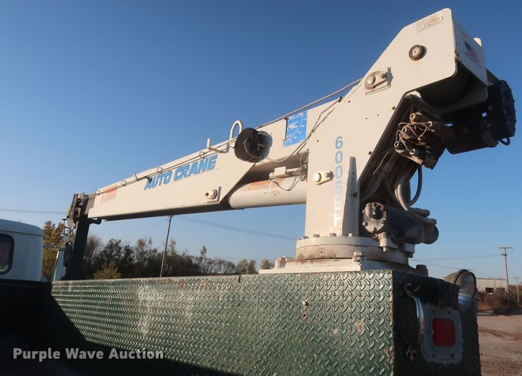 image for item DJ2277 2000 International 4700  utility truck with crane