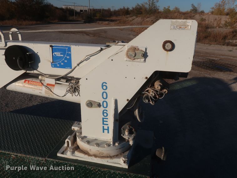 image for item DJ2277 2000 International 4700  utility truck with crane