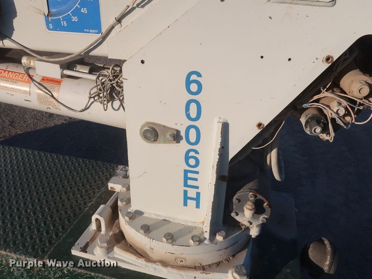 image for item DJ2277 2000 International 4700  utility truck with crane