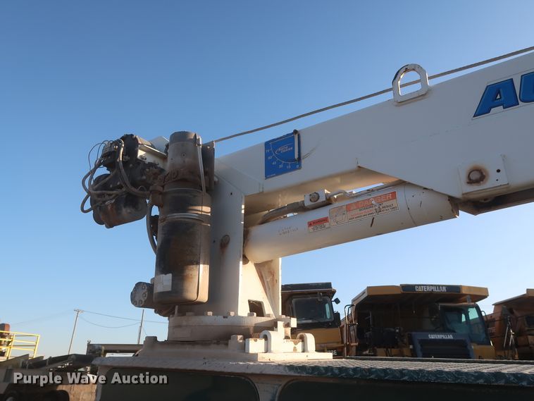 image for item DJ2277 2000 International 4700  utility truck with crane