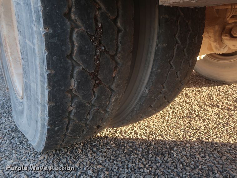 image for item DJ2277 2000 International 4700  utility truck with crane