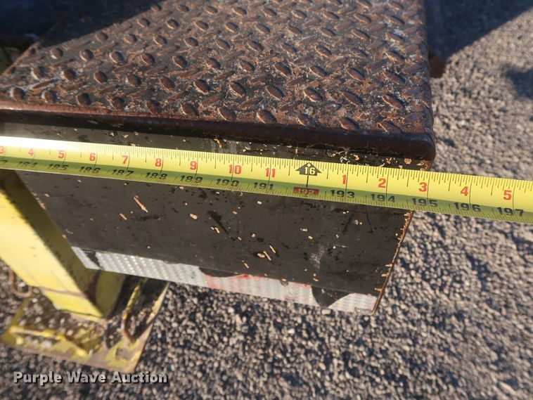 image for item DJ2277 2000 International 4700  utility truck with crane