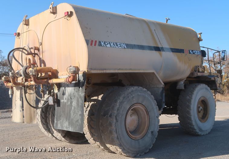 image for item DJ2282 1999 Caterpillar 773D  water wagon
