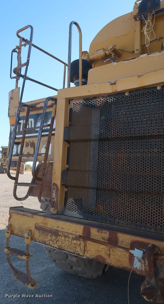 image for item DJ2282 1999 Caterpillar 773D  water wagon