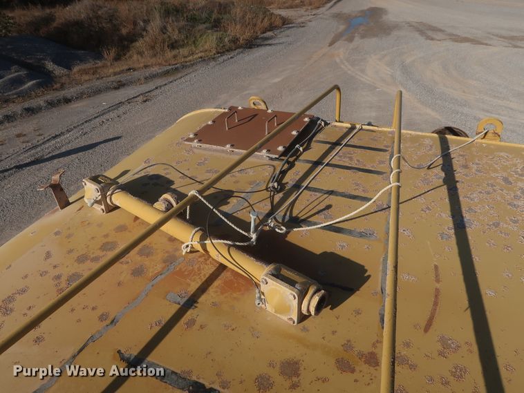 image for item DJ2282 1999 Caterpillar 773D  water wagon