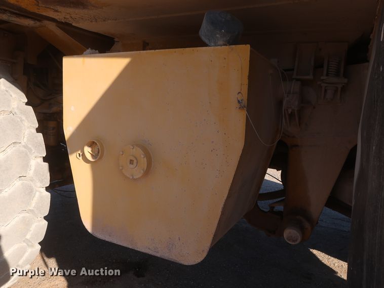 image for item DJ2282 1999 Caterpillar 773D  water wagon