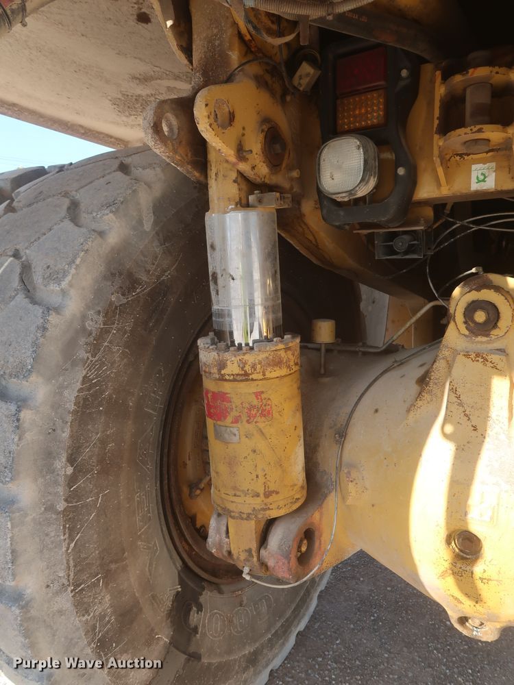 image for item DJ2282 1999 Caterpillar 773D  water wagon