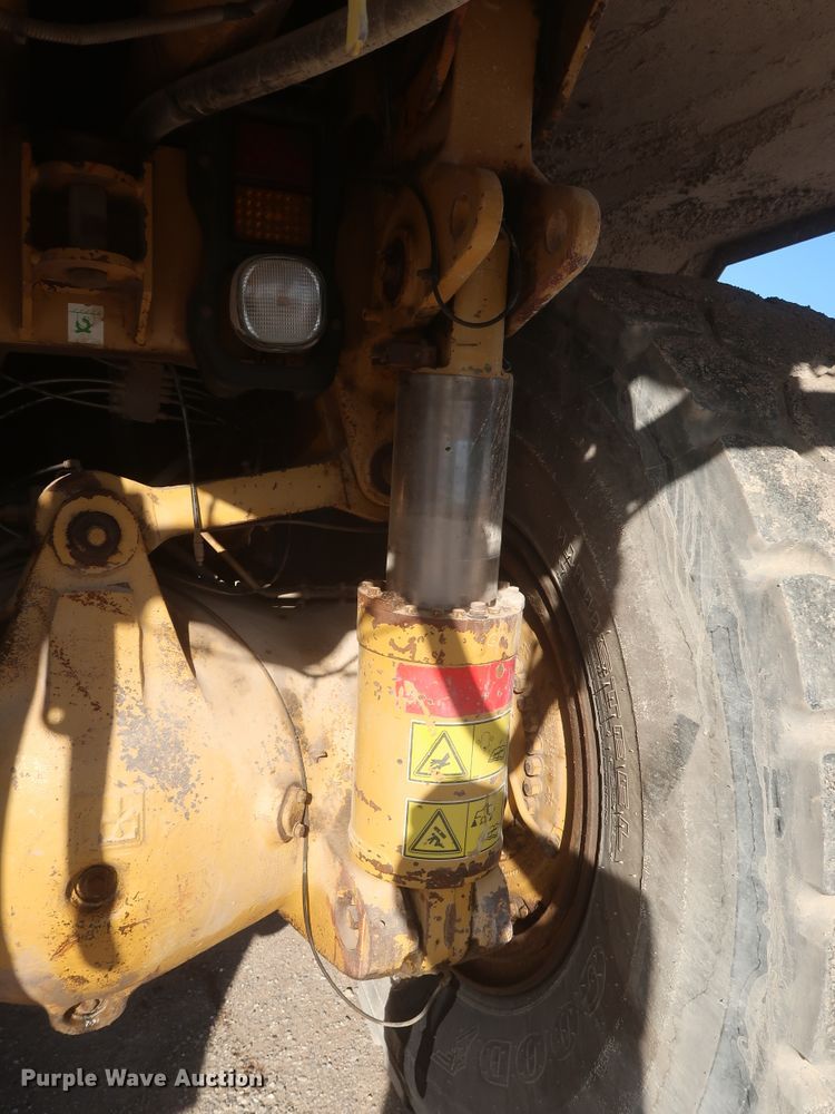 image for item DJ2282 1999 Caterpillar 773D  water wagon