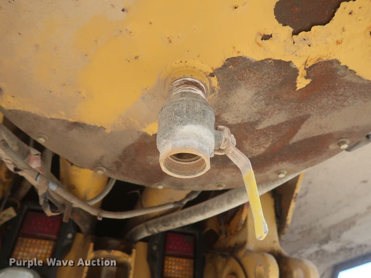 image for item DJ2282 1999 Caterpillar 773D  water wagon