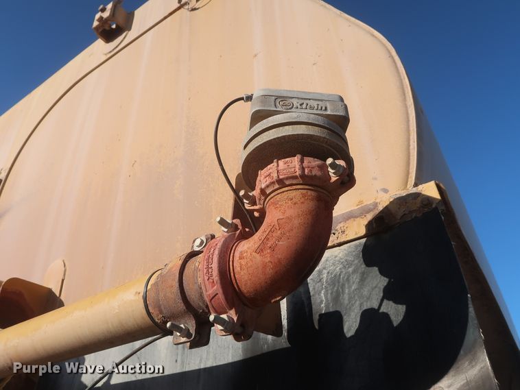 image for item DJ2282 1999 Caterpillar 773D  water wagon