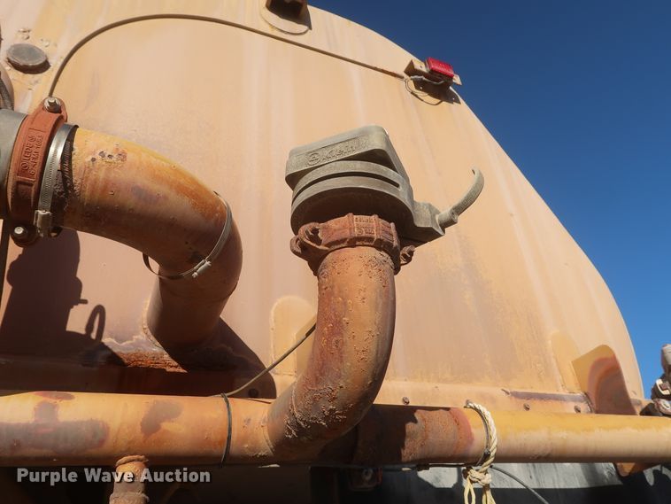 image for item DJ2282 1999 Caterpillar 773D  water wagon